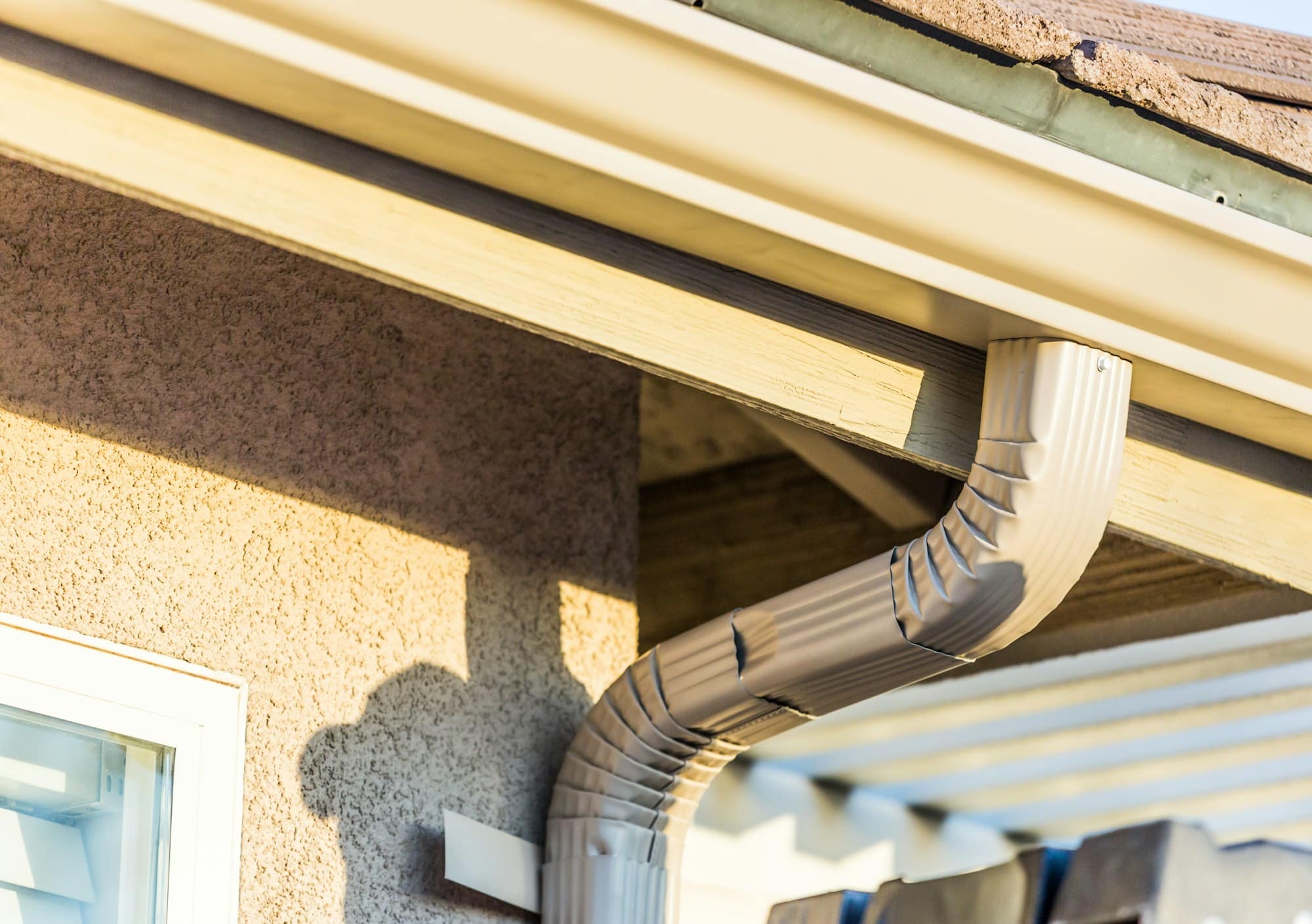 Vue aérienne d'une toiture en cours d'installation avec des ouvriers travaillant sur la sous-couche de protection.